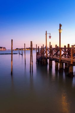 Piazza San Marco squar gün batımında yakınındaki Venice İskelesi