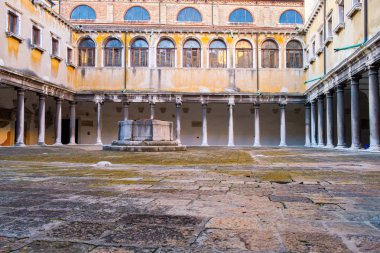 Venedik sütunlarla eski tuğla ev iç