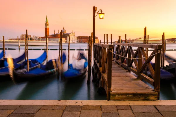 Venecia con famosas góndolas en laguna al amanecer — Foto de Stock