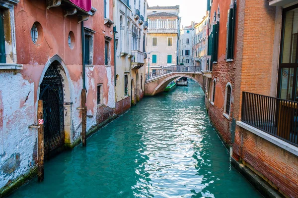 Tipik Venedik Dar Kanalı Eski Geleneksel Renkli Binalar Talya Europe — Stok fotoğraf
