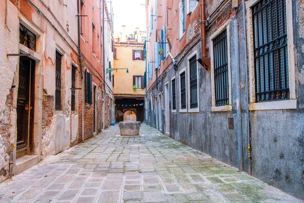 Enge Straße in Venedig — Stockfoto