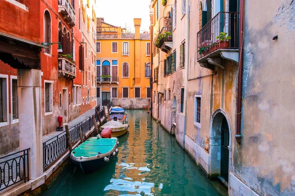 Typical Venice Narrow Water Canal Old Traditional Colorful Buildings Italy — Stock Photo, Image
