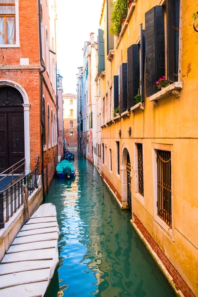 Typical Venice Narrow Water Canal Old Traditional Colorful Buildings Italy — Stock Photo, Image