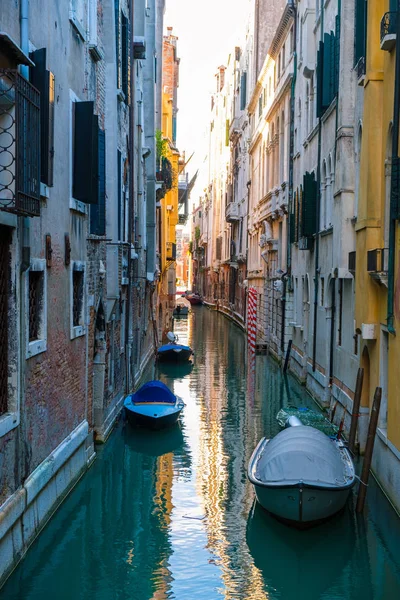 Typical Venice Narrow Water Canal Old Traditional Colorful Buildings Italy — Stock Photo, Image