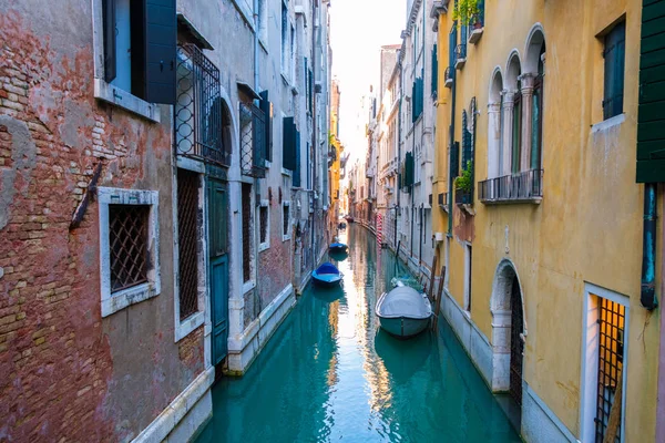 Typical Venice Narrow Water Canal Old Traditional Colorful Buildings Italy — Stock Photo, Image