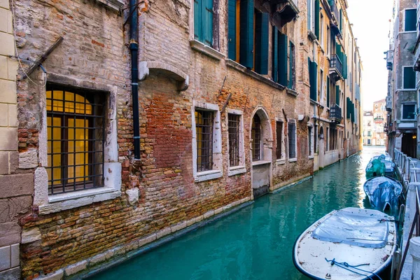 Venice cityscape, narrow water canal — Stock Photo, Image