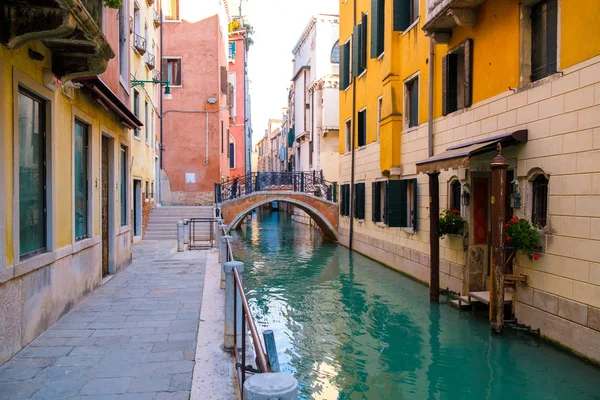 Typical Venice Narrow Water Canal Old Traditional Colorful Buildings Italy — Stock Photo, Image