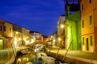 Güzel Burano adasında gece ışıkları. Venedik, İtalya
