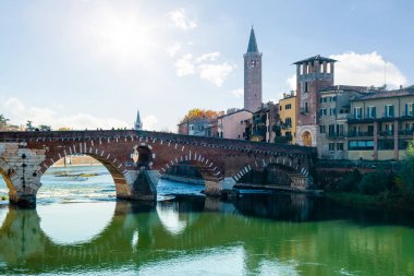 Adige Nehri güneşli Ponte Pietra Bridge'de Verona, İtalya.