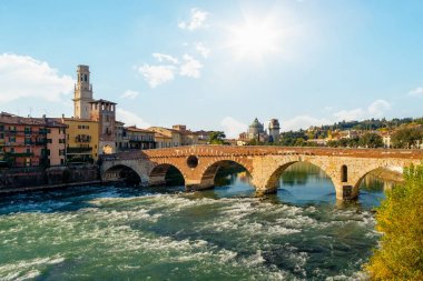 Adige Nehri güneşli Ponte Pietra Bridge'de Verona, İtalya.