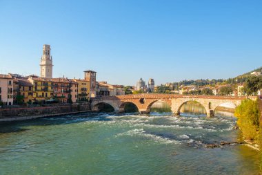 Adige Nehri güneşli Ponte Pietra Bridge'de Verona, İtalya.