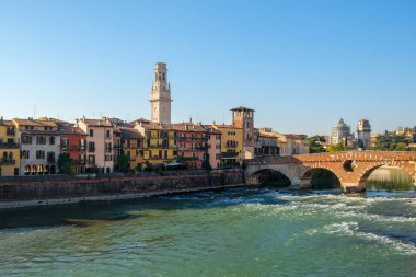 Adige Nehri güneşli Ponte Pietra Bridge'de Verona, İtalya.