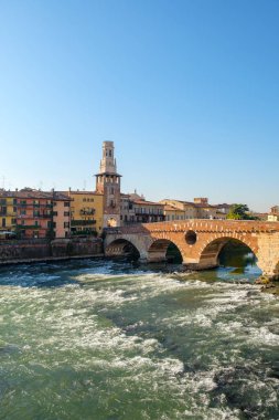 Adige Nehri güneşli Ponte Pietra Bridge'de Verona, İtalya.