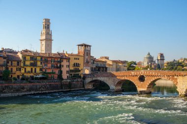 Adige Nehri güneşli Ponte Pietra Bridge'de Verona, İtalya.