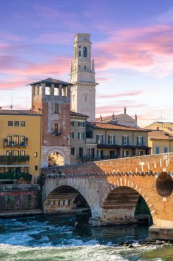 Adige Nehri güneşli Ponte Pietra Bridge'de Verona, İtalya.