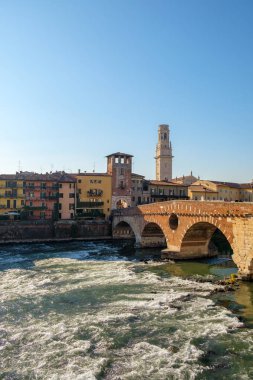 Adige Nehri güneşli Ponte Pietra Bridge'de Verona, İtalya.