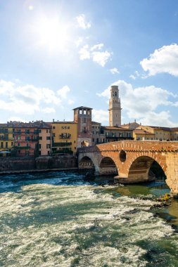 Adige Nehri güneşli Ponte Pietra Bridge'de Verona, İtalya.