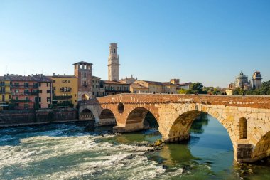 Adige Nehri güneşli Ponte Pietra Bridge'de Verona, İtalya.