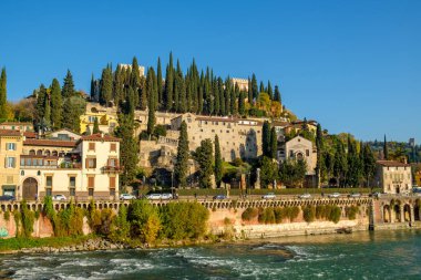 Verona cityscape görünümü Adige riverside, Veneto bölgesindeki, İtalya.