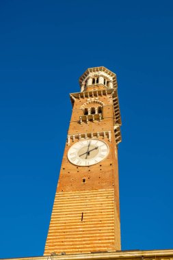 Torre dei Lamberti, Piazza delle Erbe Saat Kulesi. Verona, İtalya