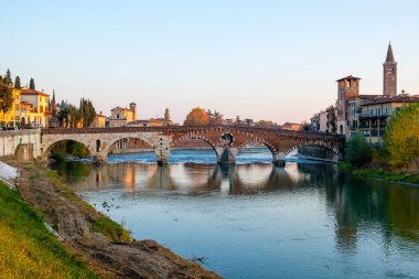 Verona şehri Adige Nehri güneşli gün ile. İtalya.