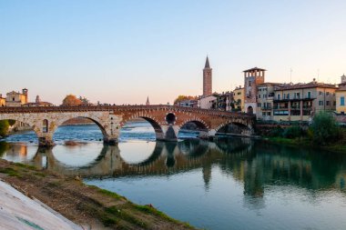 Verona şehri Adige Nehri güneşli gün ile. İtalya.