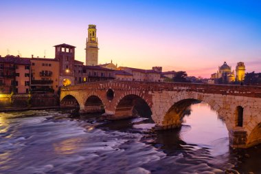 Verona görüntüsü. Pietra köprüde Adige Nehri sonra günbatımı, Verona, İtalya.