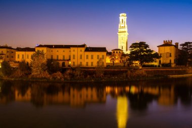 Gece Verona ile Dom Santa Maria Matricolare, Verona, İtalya