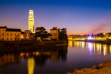Gece Verona ile Dom Santa Maria Matricolare, Verona, İtalya