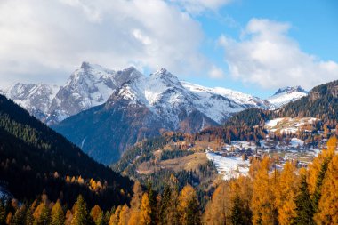 Colle Santa Lucia İtalya Dolomites adlı köyleri ile dağlık manzara