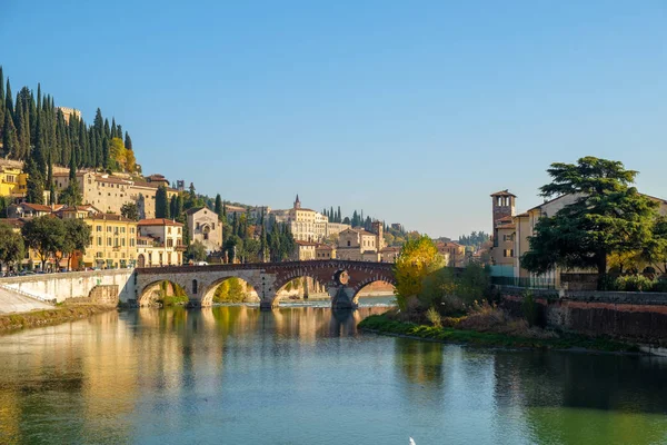 Ponte Pietra Bridge Adige River Solig Dag Verona Italien — Stockfoto