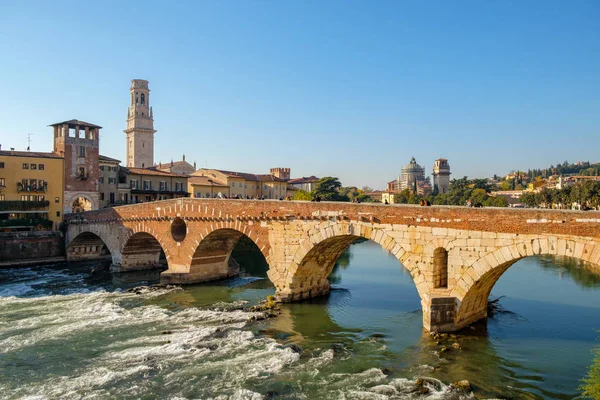 Puente Ponte Pietra Río Adige Día Soleado Verona Italia — Foto de Stock