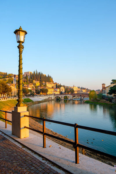 Город Верона с рекой Адидже в солнечный день. Италия
.