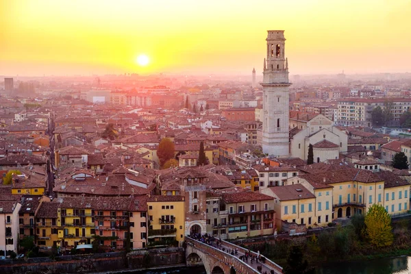 ポンテ ピエトラと日没のアディジェ川とヴェローナ市の景色 イタリア — ストック写真