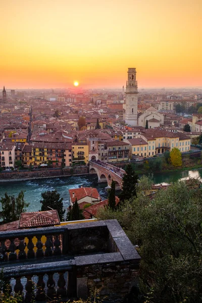 Widok Miasto Verona Ponte Pietra Rzeki Adige Zachodzie Słońca Włochy — Zdjęcie stockowe