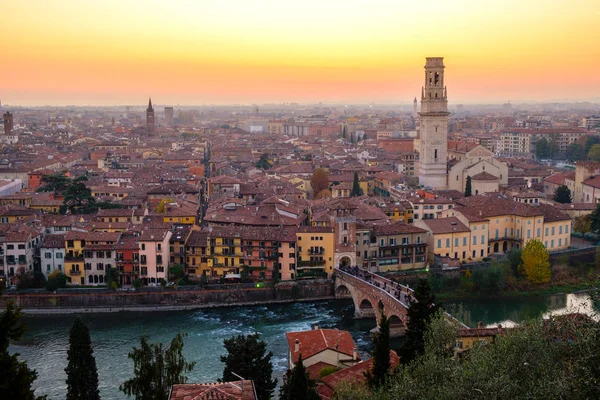 Vista Ciudad Verona Con Ponte Pietra Río Adigio Atardecer Italia —  Fotos de Stock