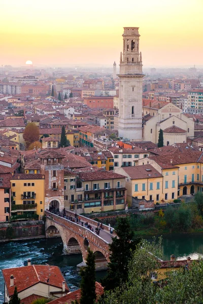 Vista Ciudad Verona Con Ponte Pietra Río Adigio Atardecer Italia —  Fotos de Stock