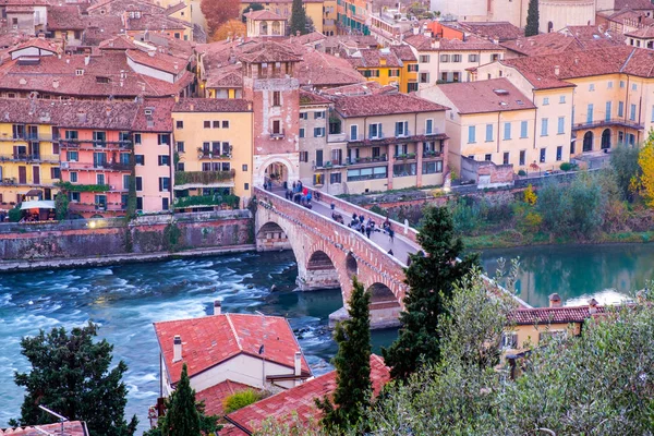 Ponte Pietra ponte sul fiume Adige — Foto Stock