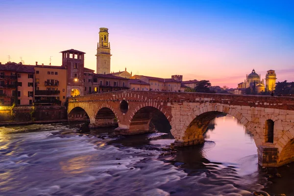 Bild Verona Pietra Bridge Adige River Efter Solnedgången Verona Italien — Stockfoto