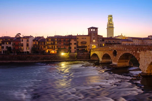 Bild Verona Pietra Bridge Adige River Efter Solnedgången Verona Italien — Stockfoto