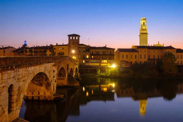 Bild Verona Pietra Bridge Adige River Efter Solnedgången Verona Italien — Stockfoto