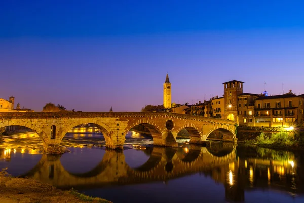 Ponte Pietra Tiene Río Adige Por Noche Campanile Santa Anastasia — Foto de Stock