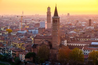 Verona, İtalya'nın güzel günbatımı havadan görünümü.