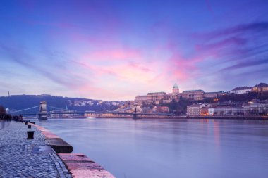 Budapeşte kale ve gün batımında, Macaristan Budapeşte'ünlü zincir köprü