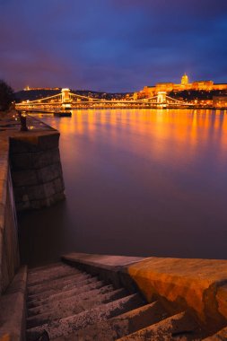 Budapeşte kale ve gün batımında, Macaristan Budapeşte'ünlü zincir köprü