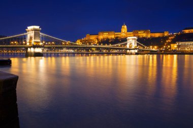 Budapeşte kale ve gün batımında, Macaristan Budapeşte'ünlü zincir köprü