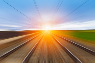 Demiryolu günbatımında hareket. Hareket bulanık kavramı görüntü.