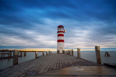 Gölü Neusiedl deniz feneri (Podersdorf am See) gün batımında,: Burgenland, Austria