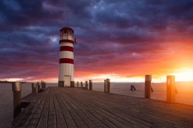 Gölü Neusiedl deniz feneri (Podersdorf am See) gün batımında,: Burgenland, Austria