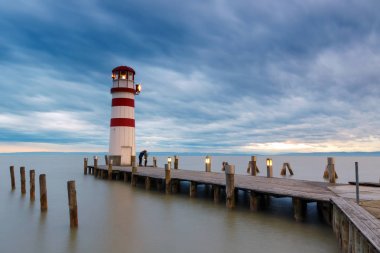 Gölü Neusiedl deniz feneri (Podersdorf am See) gün batımında,: Burgenland, Austria